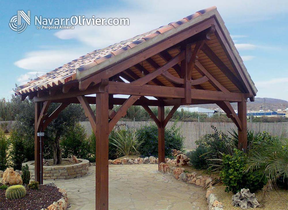 Pérgola de madera a 2 aguas para jardín con cerchas ornamentadas con cubierta en teja