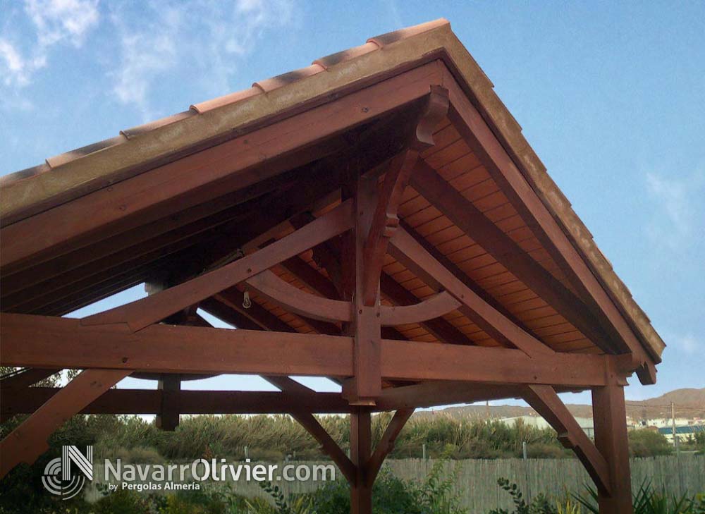 Pérgola de madera con tejado a 2 aguas en Almería