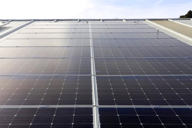 Eficiencia energética. Instalamos paneles solares para reducir nuestra huella de carbono