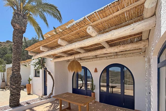 Pérgolas de tronco y cañizo para casa de lujo en Agua Amarga, Almería.