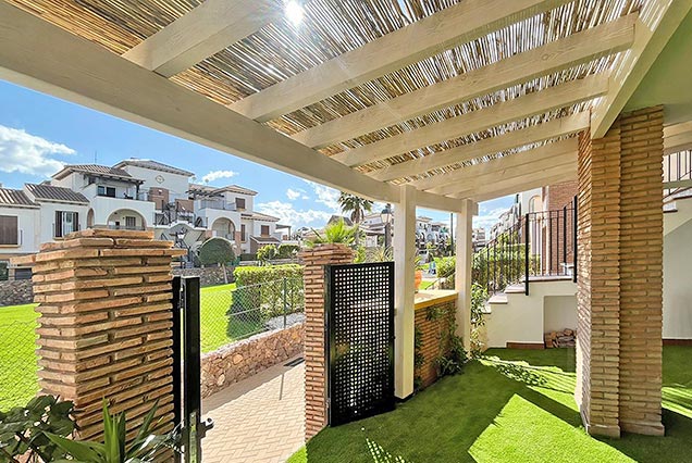 Pérgola de madera y caña para patio delantero de vivienda en Vera Playa, Almeria