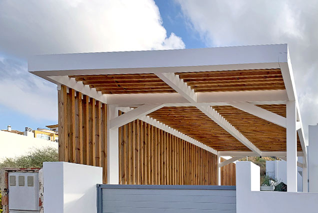Pergola de madera con cubierta de emparrillado de vigas de madera en Mazarrón