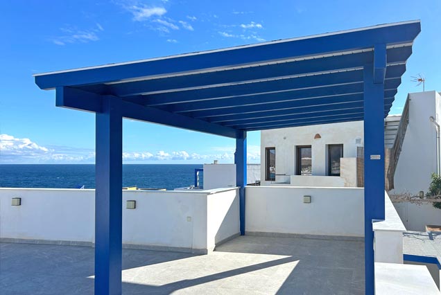 Pérgola de madera azul y blanca para mirador panorámico  en la azotea en Cabo de Gata, Almeria.