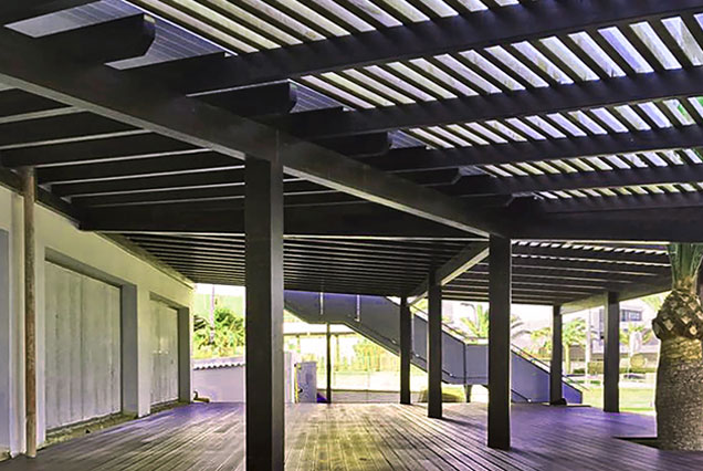 Pérgola de madera sobre deck con tarima autoclave, Best Hoel Sabinal.	
