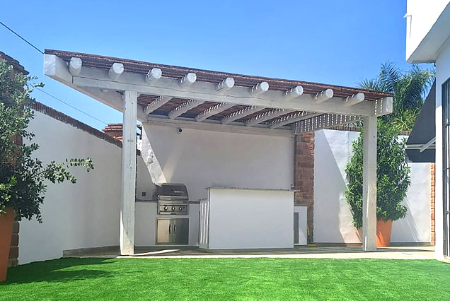 Pérgola rústica para cocina exterior en San Pedro de Alcánraa, Málaga