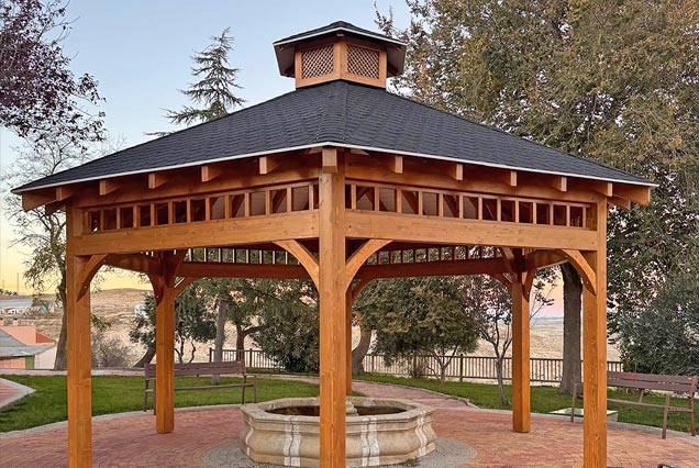 Gazebo hexagonal de madera para parque en Belinchón, Cuenca.
