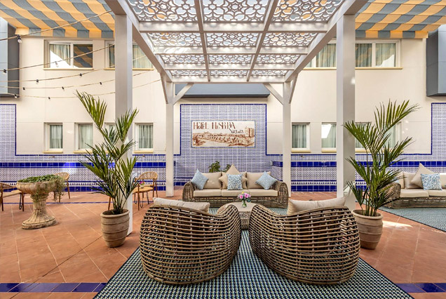 Pérgola de diseño patio andaluz de Hotel Hesperia, Córdoba.