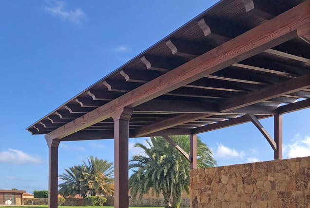 Pérgola de madera oscura y estilo clásico para jardín en Antas, Almería.