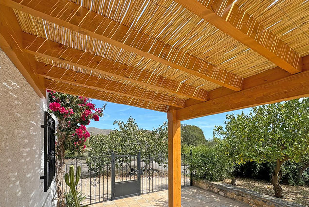 Pérgola de madera y caña para casa rural en Lubrín, Almería 
