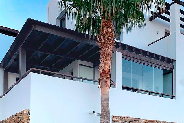 Pérgola de madera para terraza con cerramiento en Macenas Golf Club, Mojácar, Almería