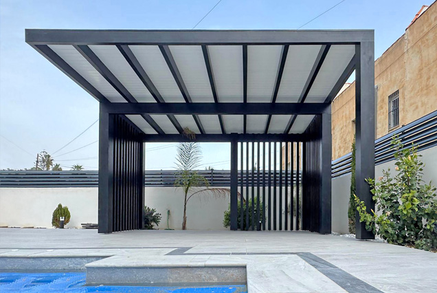Espacio exterior con pérgola de diseño para piscina particular en Mojácar, Almería