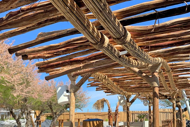 Pérgola de bambu y varas de eucalipto. Chiringuito Moorea, Pampelonne