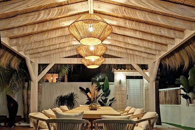 Cenador de madera a 2 aguas estilo mediterraneo para patio delantero.