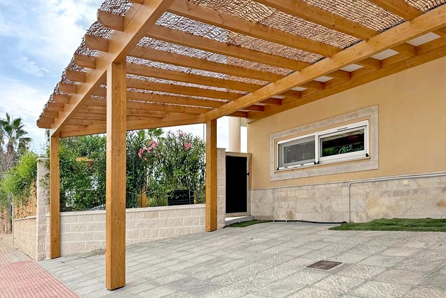 Pérgola de madera y rede de fibra de coco para aparcamiento privado en Águilas, Murcia 