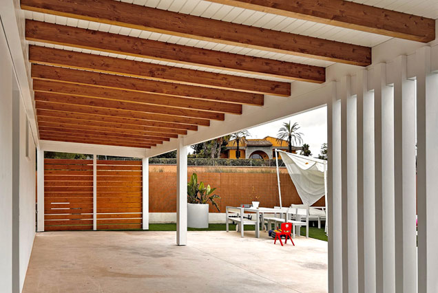 Pérgola de madera de diseño elegante para chalet