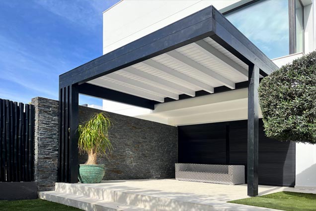 Pergola de madera minimalista adosada a la vivienda en Vera, Almería.