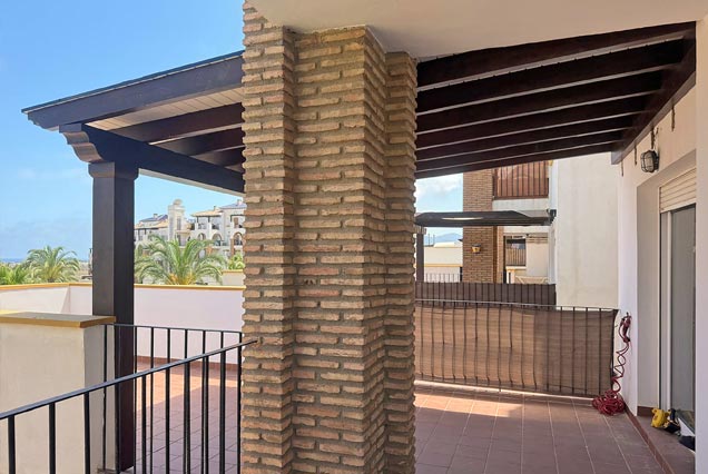 Pérgola para balcón de piso turístico en Vera Playa