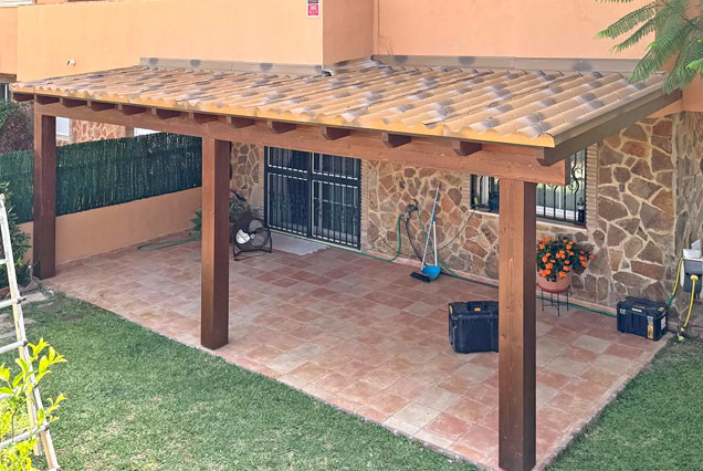 Porche de madera y panel teja para patio delantero en Mijas, Málaga