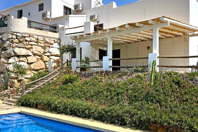 Pérgola de madera, tronco descortezado y cañizo para casa rural en San José, Cabo de Gata, Almería