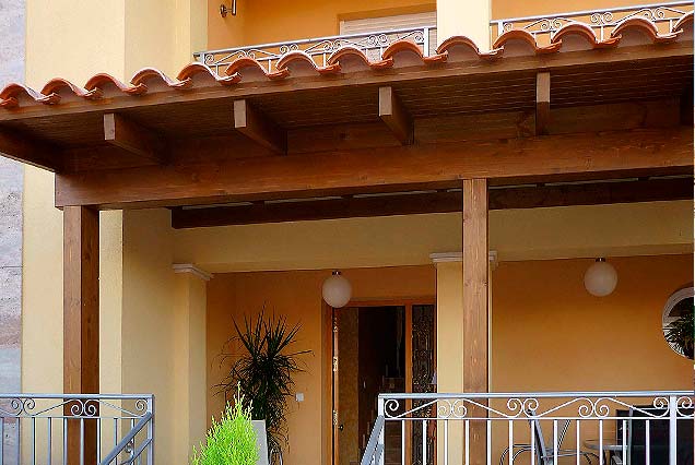 Porche de madera con cubierta de teja mixta para vivienda en Pulpí, Almería 