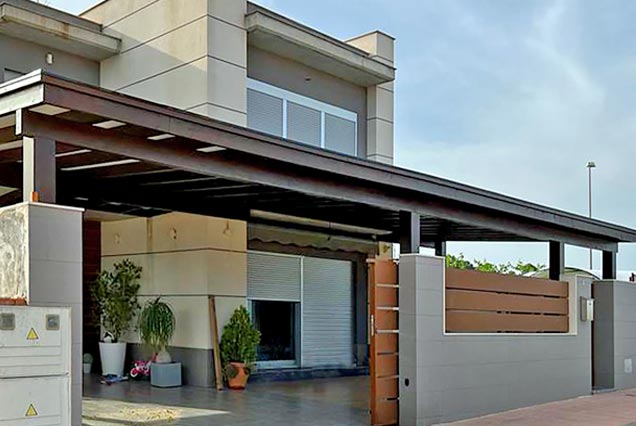 Pergola de madera para aparcamiento delantero de vivienda en Totana, Región de Murcia.