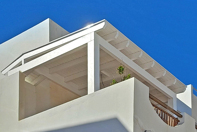 Pérgola blanca para reforma de ático en San José, Costa de Almería.