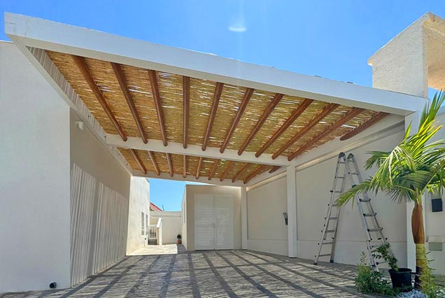Pérgola suspendida de madera tronco y caña en Mojácar, Almería