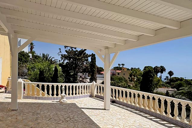 Pérgola blanca para mirador panrámico en Vera, Almería 