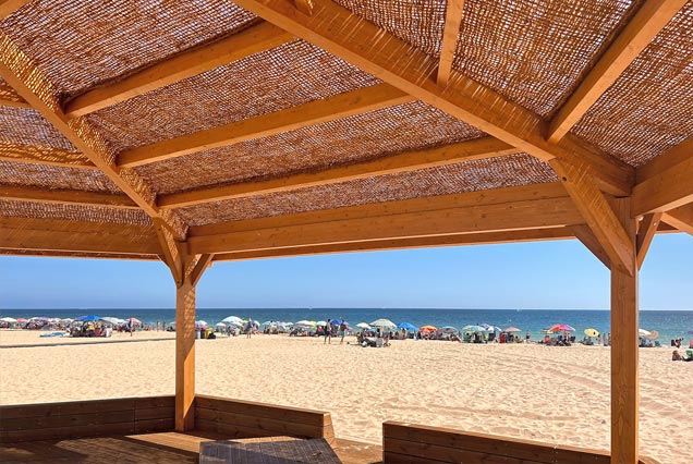 Terraza sobre pilotes con pérgola de madera y red de fibra de coco para Restaurante Jumbo en la playa de Rota, Cádiz 