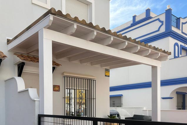 Porche de madera y panel teja para patio delantero de piso turistico en San Juan de los Terreros