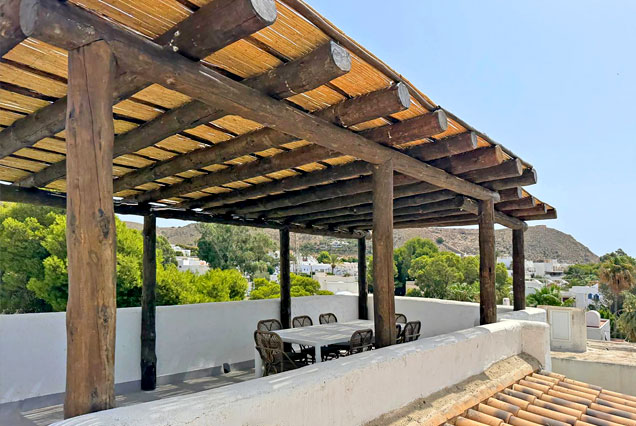 Pérgola de tronco y caña para terraza en Agua Amarga, Almería